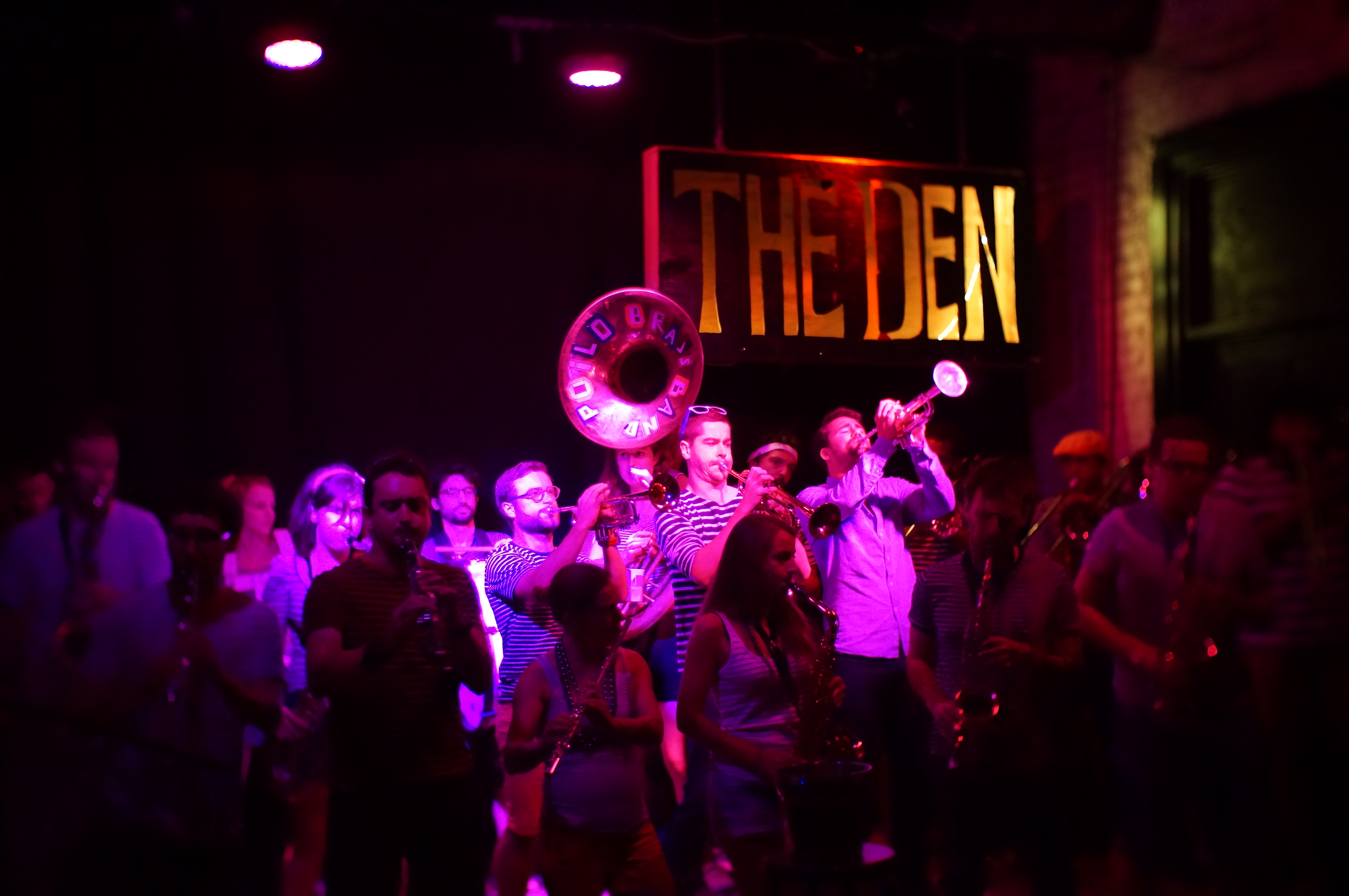 The Den . 1 ère partie Hot 8 Brass Band